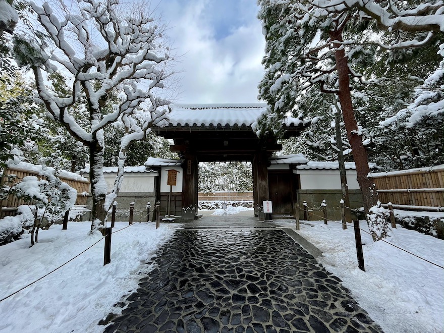 雪の銀閣寺（慈照寺）庭園 ― 世界遺産・庭の国宝…京都市左京区の庭園 