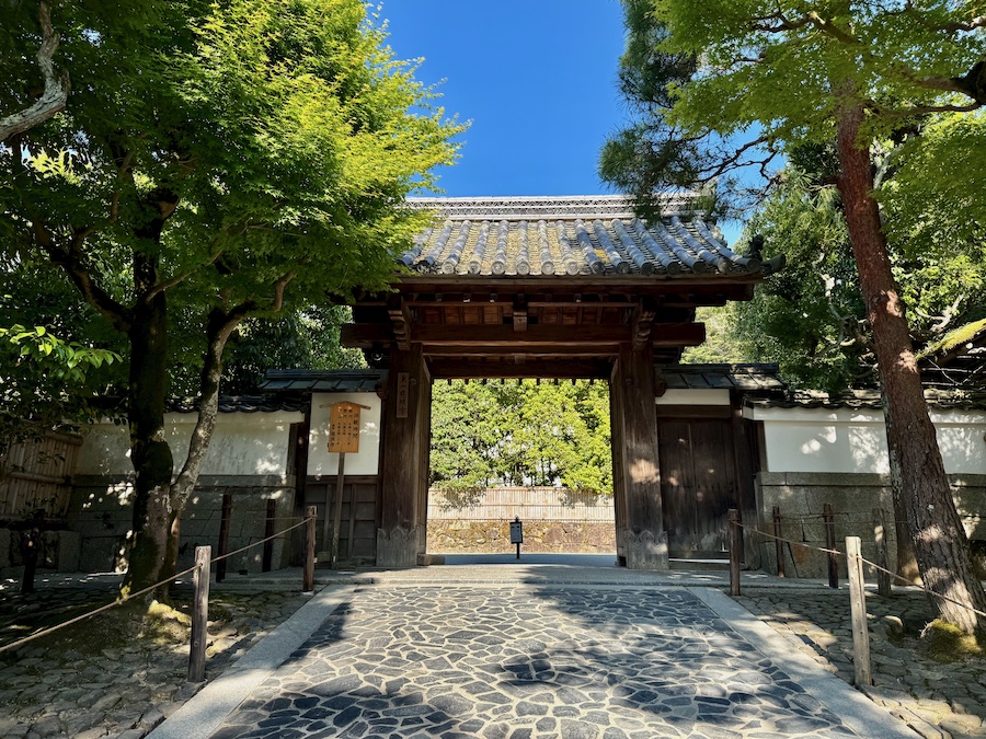 銀閣寺（慈照寺）庭園の新緑 ― 世界遺産／庭も国宝…京都市左京区の庭園