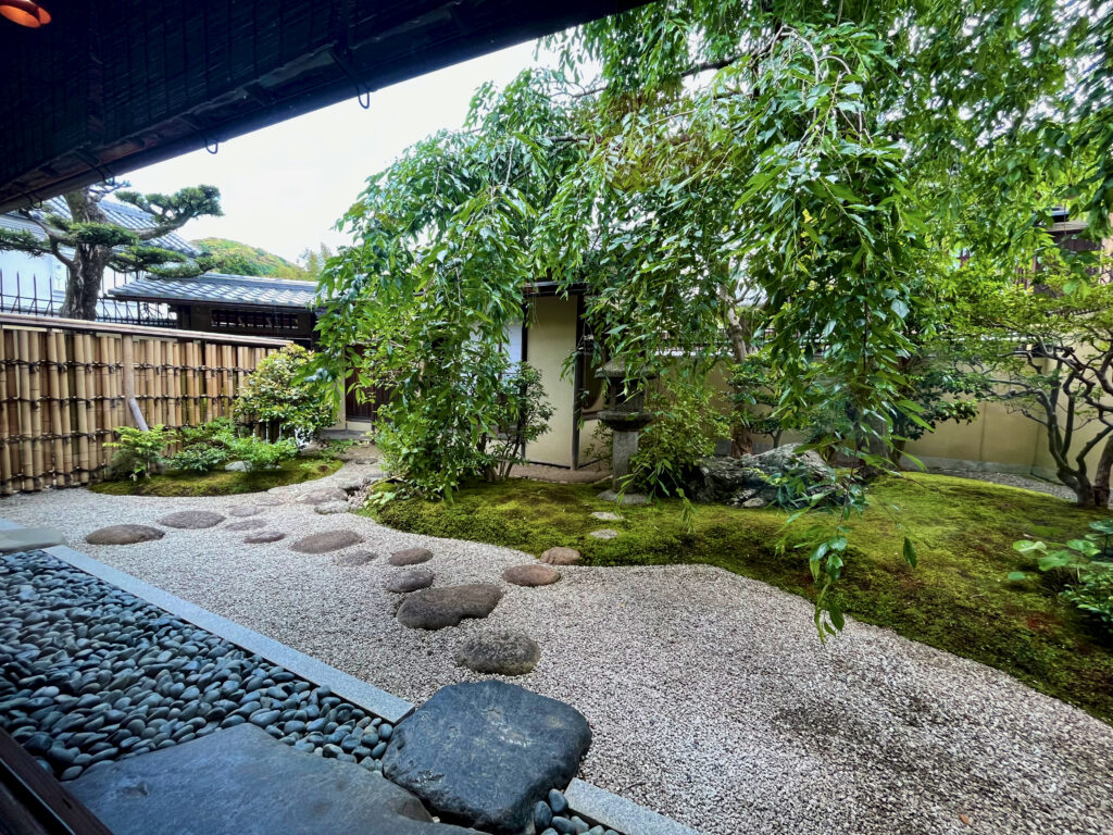 aménagement-jardin-spirale-aromatique-pierres-jardiniere-herbes