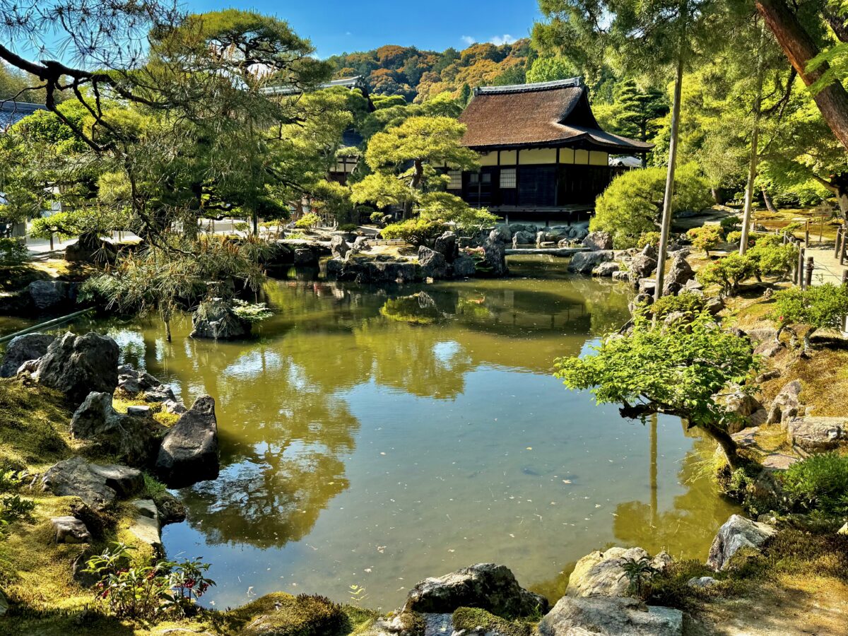 銀閣寺（慈照寺）庭園の新緑 ― 世界遺産／庭も国宝…京都市左京区の庭園