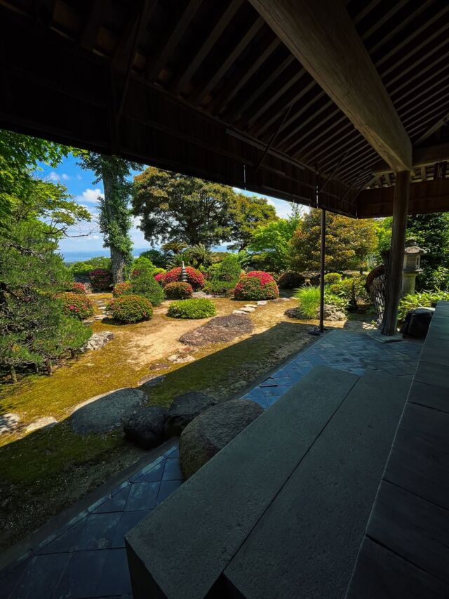 📸一畑薬師（一畑寺）本坊庭園（島根県出雲市）②【通常非公開】
Ichibatayakushi Temple Garden, Izumo, Shimane
続き。書院の深い庇、赤みを帯びた来待石、お庭の中の飛び石の感じ…当地の“出雲流庭園”のデザイン的な特徴も見せつつ、とにかく素晴らしいのが宍道湖を見下ろし、その先に中国山地をのぞむ借景！
この本坊／書院庭園／茶室は、大名茶人として近代以降の数寄者／茶人に多大な影響を与えた松江藩主 #松平不昧 の生前（隠居していた時代）の建築（文化年間）。
松平不昧が関わったという史料はない（？）ものの、茶室「東陽坊」は表千家の『残月亭』の写しながら、松平不昧の好みも反映されているとか…？
…となると庭園も不昧公好みのはず…？同じ出雲地域の『康国寺』や『峯寺』、松江市の国指定文化財庭園『菅田庵』、更に言うと江戸の幻の名園『大崎園』の様な山深いロケーションからの風景を好んで設計されていると言えるかもしれない。（中でも、松平不昧公が作庭に関わったとも言われる峯寺の庭園と雰囲気が近いかもしれない）
ちなみに。近年開かれた一畑薬師の樹木葬「瑠璃庭園」は人気庭園デザイナー・石原和幸さんの監修なのだそう。参拝した際は合わせてチェックしてみて。
島根・一畑寺（一畑薬師）本坊庭園の紹介は☟
https://oniwa.garden/ichibatayakushi-temple-shimane/
————————
#japanesegarden #japanesegardens #kyotogarden #zengarden #japanesearchitecture #japanarchitecture #japanarchitect #japandesign #jardinjaponais #jardinjapones #japanischergarten #jardimjapones #gardendesign #landscape #landscapedesign #garden
#庭園 #日本庭園 #庭院 #庭园 #建築デザイン #ランドスケープ #島根庭園 #出雲 #出雲市 #出雲流庭園 #枯山水 #karesansui #おにわさん