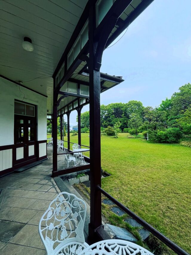 📸三井港倶楽部（福岡県大牟田市／大牟田市指定有形文化財）② ⇨ @mitsui_minatoclub 
Mitsui Minato Club Garden, Omuta, Fukuoka
続き。昭和の戦後、GHQに接収された折にテニスコートが設けられた事もあったそうですが、現在は一面の芝庭となっています（その中にツツジ／ソテツ／マツ／コニファー／皇室により植栽されたサクラなど四季の花木が植栽）。
近年（三池港開港100年を迎えた2008年〜）は市民によるバラ園も設けられました。
庭園の一角には三井三池炭鉱を牽引し（茶人としても知られる益田鈍翁の後任として）三井財閥の総帥となった #團琢磨 の胸像が設置されています（建物内には肖像画も）。
敷地奥へと進むと、1940年（昭和15年）に開坑した三池炭鉱の最主力坑『三川坑』の跡が残ります。平成時代、1997年に閉山するまで三池炭鉱の最後の坑口として現役だったのが三川坑。（文化財指定に含まれていないのは近年まで現役だったから？）
三井港倶楽部から三川坑跡へ歩く途中に「中庭」と名付けられた池泉式の日本庭園があります。現在は鯉の保護のために一面カバーが掛けられ“日本庭園”としての造形からは離れてしまっているけれど、昭和天皇が御巡幸されるに当たって作庭された由縁のある庭園。洋館と共にこちらもチェックしてみて！
福岡・三井港倶楽部の紹介は☟
https://oniwa.garden/mitsui-minato-club-fukuoka/
————————
#japanesegarden #japanesegardens #japanesearchitecture #japanarchitecture #japanarchitect #japandesign #gardendesign #landscape #landscapedesign #japanlandscape #garden
#庭園 #日本庭園 #九州庭園 #建築デザイン #洋館 #レトロ建築 #近代建築 #大牟田 #大牟田市 #omuta #福岡旅行 #福岡観光 #fukuokatrip #文化財 #三井財閥 #mitsui #明治日本の産業革命遺産 #おにわさん