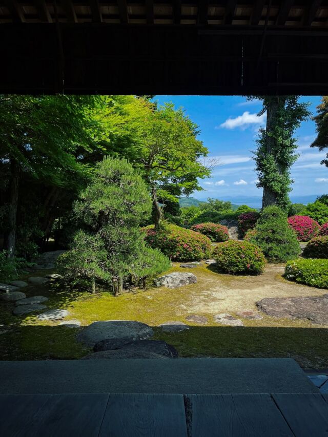📸一畑薬師（一畑寺）本坊庭園（島根県出雲市）⇨ @ichibatayakushi.official 
Ichibatayakushi Temple Garden, Izumo, Shimane
眼病治癒祈願で全国に信仰される“一畑薬師”の通常非公開の庭園は、宍道湖と中国山地の借景が美しすぎる庭園…！⛰️🌊
その庭園の傍の江戸時代の茶室“東陽坊”は大名茶人 #松平不昧 公も建築に関与…？本坊書院襖絵は島根県指定文化財。
【庭園は団体予約制／11月に個人で参加可能なお茶会あり】
————————
「一畑薬師」の通称で知られる、島根県出雲市にある臨済宗の寺院「医王山 一畑寺」。平安時代に創建された古刹で、“目のお薬師さま”として島根・出雲のみならず全国に広く信仰されています。中国三十三観音霊場第26番札所。
寺宝の「紙本墨画著色書院障壁画」「絹本著色阿弥陀三尊像」が島根県指定文化財。通常非公開（10名以上の団体予約制）の本坊・書院に宍道湖を借景とした美しい庭園があります。
『畠山美術館』の松平不昧展の流れで、紹介できていなかった島根の庭園を紹介…
これまでも島根県／出雲国の“名園”を色々と紹介してきましたが、この庭園もその候補の一つ――借景のスケールで言えばNo.1かもしれない…！
前述の通り【10名以上の団体予約制】で個人では通常非公開の庭園ですが、毎年秋に行われている『一畑薬師茶会』でこの書院・庭園と茶室「東陽坊」がその舞台になります。
松江市／国宝『松江城』と日本を代表する神社『出雲大社』（とJR出雲駅）を繋ぐローカル線「一畑電車」（ばたでん）。その名の通り、開業時には一畑薬師への参拝客を主なターゲットとしていて、その玄関口「一畑口駅」は始発・松江しんじ湖駅～終点・出雲大社前駅のおおよそ中間点に位置します🚃
お寺まではそこからローカルバスに乗換。一気に標高200メートルまで駆け上ってくれます！石段にすると1,300段！その石段もこのお寺の名物（体力自慢の方はぜひ）。
お寺の歴史について。創建年は平安時代の894年（寛平6年）。その時代に一畑山の北麓の日本海岸に住んでいた漁師・与市。ある日の漁で海から金色に輝く薬師如来像を引き上げます。
それ以来、与市の周りでは様々な事が起こり（詳しくは一畑薬師の公式サイトを）、やがて二人暮らしだった盲目の母親の目が治癒。与市は更にその薬師如来に導かれた場所＝一畑山の中腹に薬師堂を建設。比叡山延暦寺で出家・修行し「補然」の名に改め、一畑寺の前身となる天台宗『医王寺』を開きました。
以降、眼病治癒祈願のお寺として各地に信仰が広まり、戦国時代には当地の大名・尼子氏、毛利氏、江戸時代には藩主・京極氏、松平氏にも保護されます（その過程で臨済宗へと改宗）。そして出雲国のみならず全国各地にも一畑信仰は広まり、今日でも全国に50箇所程の分霊所（分寺）があるそう。
ちなみに、現代では水木しげるさんも一畑薬師を参詣した一人（水木しげるさんのお手伝いさんで、エッセイ・作品にもなった「のんのんばあ」が熱心な信者だったとか）。
その縁から、二人（のんのんばあと水木しげる少年）のブロンズ像や、「眼病治癒のお寺」という所で #目玉おやじ 像も設置されています。👀
唐破風屋根が特徴的な巨大な本堂（本尊・薬師如来が安置）は明治時代に再建された建築。参道から右手側にある観音堂も立派で、一畑観音様も中国三十三観音霊場の第26番札所に数えられます。鐘楼も現在の姿になったのは明治時代ですが、元々は桃山時代に毛利輝元の陣屋で用いられたものなのだとか。
本堂・観音堂から石段を降りた先にあるのが法堂と本坊。この本坊に、冒頭に書いた通り団体予約制で拝観できる庭園があります。
続く。
▼他の写真や解説のつづきは @oniwastagram のプロフURLかこのURLから。
For more photos and commentary, please visit @oniwastagram 's profile URL or this URL.
https://oniwa.garden/ichibatayakushi-temple-shimane/
————————
#japanesegarden #japanesegardens #kyotogarden #zengarden #japanesearchitecture #japanarchitecture #japanarchitect #japandesign #jardinjaponais #gardendesign #landscape #landscapedesign #garden 
#庭園 #日本庭園 #建築デザイン #ランドスケープ #島根庭園 #島根旅行 #島根観光 #出雲市 #izumo #一畑口 #臨済宗 #枯山水 #karesansui #借景 #おにわさん