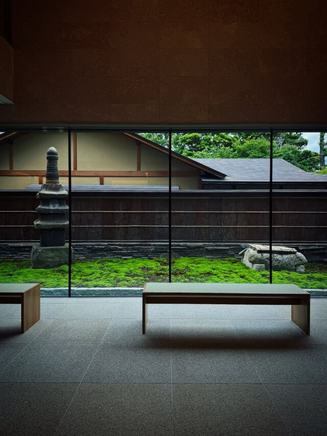 📸荏原 畠山美術館（旧畠山一清邸）庭園（東京都港区）⇨ @hatakeyama_museum_info 
Ebara Hatakeyama Art Museum Garden, Minato-ku, Tokyo
国宝も多く所蔵する美術館「畠山記念館」が名前を変えて2024年秋に復活——6月15日(日)まで『花ひらく茶と庭園文化―即翁と、二万坪松平不昧 夢の茶苑』展が開催中！🍵
昭和の数奇者・畠山一清が自邸に建立した文化財茶室群に、ヨーロッパ／日本を拠点とする新進気鋭の建築デザイナー集団が新たに手掛けた日本庭園＆新素材研究所の苔庭。
————————
「荏原 畠山美術館」は昭和の実業家／茶人・畠山一清の邸宅『般若苑』内に開かれた私立美術館。以前（2019年まで）は『畠山記念館』の名で公開されていましたが、2024年秋にリニューアルし新たな名前で公開が再開されました。庭園内にある旧宅／茶室の計5棟が『旧畠山一清邸 翠庵・明月軒・沙那庵・浄楽亭・毘沙門堂』として港区指定有形文化財。
また、庭園のリニューアルを国際的な建築デザイン集団「KunstWet」が、新館の基本設計を世界的な現代美術家・杉本博司が主宰する「新素材研究所」が手掛けています。
2024年秋のリニューアル後にも一度紹介しましたが、現在（今週末6月15日(日)）までの企画展が、“日本庭園”の歴史にも名を残す重要な大名茶人・松平不昧公がテーマの《開館記念展Ⅲ（急） 花ひらく茶と庭園文化―即翁と、二万坪松平不昧 夢の茶苑》。
これは行かねば…と再度足を運んだ＆4月にカフェ☕️もオープン＆天気と季節の異なる庭園の姿を見られたので改めて（短縮版で）紹介。
展覧会。茶器・茶会の展示も面白かったけれど、お庭目線では幻の『大崎園』の図面、スケッチの展示が面白かったですね〜。🗺️
京都の数寄屋建築の巨匠・中村昌生さんの設計で島根県出雲市に復元された『独楽庵』の“庭園の再現度”も（台地と平地でロケーションは全く違えど）“本気の再現”だった事が伝わってくると言うか、この展示を見た上で『 #松平不昧 公ゆかりの島根・出雲の庭園』を巡る旅に出掛けてみていただけると嬉しいな〜〜〜と！
松平不昧が小堀遠州に憧れた様に、近代の数寄者が（比較的近い時代の）松平不昧に憧れた系譜も楽しい…。（『大徳寺 孤篷庵』の、松平不昧公が主役の目線での解説を聞いてみたいな…）
美術館について。
東証プライム上場企業「荏原製作所」は国内トップシェアをほこるポンプメーカーで、創業は大正時代という老舗企業でもあります。
創業者・畠山一清は近代の有力な実業家兼茶人・益田鈍翁や原三溪とも交友が深く彼らの系譜を継ぎ、茶人として“即翁”の号を名乗りました。
そんな氏がコレクションした美術品を広く公開するために1964年（昭和39年）に開館したのがこの美術館。日本・東アジアの美術工芸品から前述の二人から引き継いだ茶道具まで、国宝6件、国指定重要文化財33件（2024年時点）を含む約1,300点の美術工芸品を所蔵し、各種企画展が開催されています（2021年には京都国立博物館でも特別展『畠山記念館の名品』が開催）。
そんな畠山美術館、敷地全体が一つの庭園と言った形（敷地の案内図も「苑内案内図とあるし）。エリアを分けるとすると、
（1）明月軒・翠庵・沙那庵を繋ぐ茶庭風の庭園
（2）毘沙門堂・浄楽亭の周囲の露地庭
（3）2024年、リニューアルされた枯流れのある庭園
（4）同じく2024年より公開の始まった新館の、茶話処「猿町カフェ」前の苔庭
の4箇所。
写真は（4）、美術家・杉本博司が率いる「新素材研究所」作庭による苔庭。
続く。
▼他の写真や解説のつづきは @oniwastagram のプロフURLかこのURLから。
For more photos and commentary, please visit @oniwastagram 's profile URL or this URL.
https://oniwa.garden/ebara-hatakeyama-museum-tokyo/
————————
#japanesegarden #japanesegardens #kyotogarden #tokyogarden #zengarden #japanesearchitecture #japanarchitecture #japanarchitect #gardendesign #tokyomuseum #japanmuseum #artmuseum #ランドスケープ #建築デザイン 
#庭園 #日本庭園 #庭院 #庭园 #東京庭園 #東京 #tokyo #東京観光 #東京穴場観光 #美術館 #杉本博司 #新素材研究所 #苔庭 #mossgarden #おにわさん