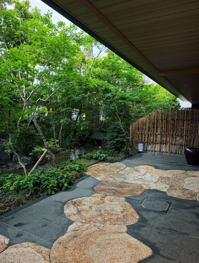 📸茶寮 楽書院 / ヴィラ杢園 日本庭園（兵庫県尼崎市／大北美松園）② ⇨ @rakushoin 
Saryo Rakushoin / Villa Mokuen Japanese Garden, Amagasaki, Hyogo
続き。お屋敷のような瓦葺きの土塀と表門をくぐると、すぐに水の流れが印象的な庭園（前庭）が。
自然石を使いながらも、施設を利用する高齢者でも歩きやすい平らなアプローチも和モダン。暖かい季節にはこの流れのお庭を眺められるテラス席の利用も気持ちよさそう。
そして店舗の奥にも現代的な日本庭園が広がります。向かって左手奥の緩やかな滝を流れ落ちてくる水の流れと、自然石が敷き詰められた池泉が美しい池泉鑑賞式庭園。
作庭を手掛けられたのは兵庫・姫路を拠点とする造園家・大北望（大北美松園）さん。日本の庭園専門誌『庭NIWA』誌にもよく登場する現代の有力な造園家の一人でもあり、世界遺産のお膝元で多数の来園者を記録している姫路城西御屋敷跡庭園『好古園』の“御屋敷の庭”の作庭者でもあります。
先述の、「自然石が印象的」なアプローチも“造園家が建築の計画から関わっている”からこその表現。
カフェ空間としても高クオリティですが――介護福祉施設は、親御さんなど当事者になるまでは少し遠い存在ですが、このカフェがある事で少し「知る」「働く」きっかけにもなる。そして入所されている方のお食事の時間も「お庭が見える場所から埋まっていく」そう。
今後尼崎で長く愛されて欲しい現代の名庭候補！
兵庫・茶寮 楽書院 / ヴィラ杢園 日本庭園の紹介は☟
https://oniwa.garden/villa-mokuen-rakushoin-amagasaki/
————————
#japanesegarden #japanesegardens #kyotogarden #zengarden  #japanesearchitecture #japanarchitecture #japanarchitect #jardinjaponais #jardinjapones #japanischergarten #jardimjapones #gardendesign #landscape #landscapedesign #garden
#庭園 #日本庭園 #庭院 #庭园 #建築デザイン #ランドスケープ #兵庫庭園 #尼崎市 #amagasaki #尼崎グルメ #大阪カフェ #osakacafe #大北望 #大北美松園 #おにわさん