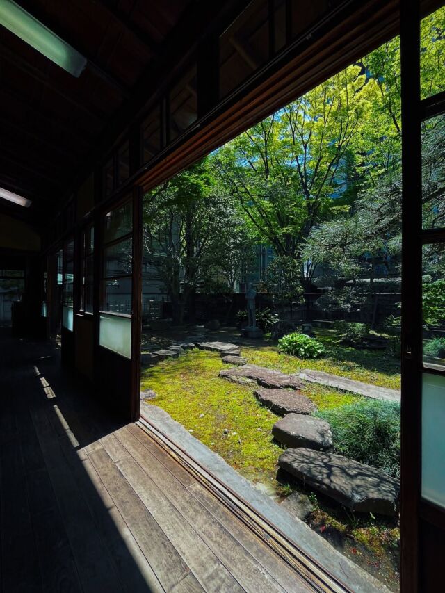 📸晩翠草堂（土井晩翠旧居）庭園（宮城県仙台市）
Bansui Sodo Garden, Sendai, Miyagi
“杜の都”仙台の街路樹🌲を景色に取り込んだお庭——
瀧廉太郎作曲『荒城の月』の作詞者＆島崎藤村とも並び称された近代の詩人／文学者・土井晩翠の旧居の庭園。
————————
『荒城の月』🌔の作詞者としても知られる近代の詩人／英文学者・土井晩翠の旧居「晩翠草堂」。宮城県仙台市の中心部、繁華街・一番町やデパート「藤崎」から程近くに、昭和時代の戦後に建てられた和風建築が残ります。
「青葉通一丁目」駅からは徒歩4分、仙台の繁華街・一番町（一番町スクウェア）のすぐ南西に位置する晩翠草堂。近隣の『良覚院丁公園（緑水庵庭園）』と共に、仙台中心部で公開されている数少ない和風／古民家施設。
島崎藤村と並び称され、「晩藤時代」とも言われた近代を代表する詩人の一人・土井晩翠。
明治維新の後に仙台市に生まれ、東京帝国大学への進学を経て明治時代〜昭和時代中期に掛けて東京・仙台を拠点に詩人／翻訳家／作詞家、また（旧制）第二高等学校〜東北帝国大学（現・東北大学）の講師として活躍。
先述の『荒城の月』は作詞家としての初期作品で、以降全国の学校の校歌を数多く手がけられています。
生前には初の仙台市名誉市民、詩人として初の文化勲章を受章し、幹線道路「晩翠通」にもその名が残ります。
晩年は地元・仙台で過ごした晩翠。1945年の仙台空襲によってそれまでの自邸と蔵書3万冊が焼失🔥してしまいますが、失意の晩翠のために教え子や市民有志によって再建されたのが現在の「晩翠草堂」。
1952年に亡くなられるまでこの邸宅で過ごし、現在は仙台市有の文化施設として、晩翠の愛用したベッドや書画、遺愛の品と共に公開されています。
主座敷の前にはお庭が広がります。手前に飛び石が打たれ、奥に景石と低木の植栽された町家のお庭（あと晩翠のブロンズ像も）。面白いのが、“杜の都”仙台の街路樹もこのお庭の植栽の様になっている点。お庭の植栽だけでなく、街路樹によってこのお庭の緑が更に深まっている！
▼他の写真や解説のつづきは @oniwastagram のプロフURLかこのURLから。
For more photos and commentary, please visit @oniwastagram 's profile URL or this URL.
https://oniwa.garden/bansuisodo-sendai-miyagi/
————————
#japanesegarden #japanesegardens #kyotogarden #zengarden #japanesearchitecture #japanarchitecture #japanarchitect #japandesign #jardinjaponais #jardinjapones #japanischergarten #jardimjapones #gardendesign #garden 
#庭園 #日本庭園 #庭院 #庭园 #建築デザイン #ランドスケープ #東北庭園 #仙台 #仙台市 #sendai #仙台観光 #仙台旅行 #tohokutrip #土井晩翠 #古民家 #おにわさん